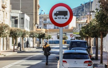 La señalética se acaba de colocar para que los conductores no accedan vehículos grandes | J.C.