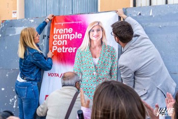 Irene Navarro, acompañada de Fernando Portillo, pegando su cartel.| Nando Verdú. 