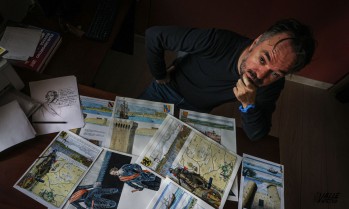 Miguel Ángel Guill con algunas de las páginas originales de 