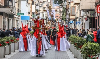 El traslado ha contado con numeroso público a lo largo del recorrido. 