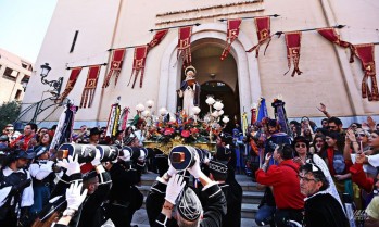 El santo a la entrada de la iglesia | Jesús Cruces.