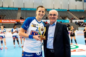 La jugadora Laura Steinbach recibe el Trofeo 