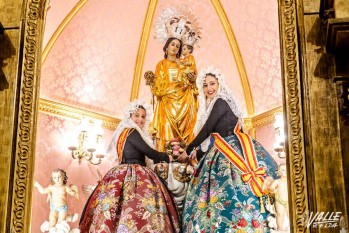 Las Falleras Mayores dejaron flores en el camarín de la Virgen de la Salud | Nando Verdú.