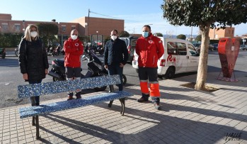 Petrer instala seis bancos creados con los tapones reciclados por la ciudadanía