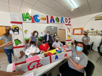 Los mayores hacen diferentes actividades, ahora preparan decoración de Moros y Cristianos. 