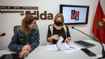 La edil de Cultura, Rosa Vidal, y la directora de Aulas, María Teresa Marín.