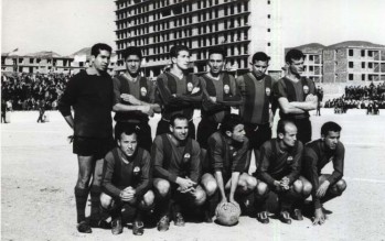 El primero por abajo Bartolo, el día que se estrenó el Estadio Municipal en 1964 | Carlson
