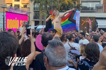 La cantante ha concluido su actuación quitándose la camisa.