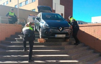 Intenta bajar con su vehículo por las escaleras de la Ficia y queda atrapada por un despiste