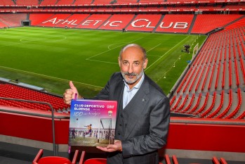 Aitor Elizegi con el libro del centenario del Deportivo Eldense en el Estadio San Mamés.
