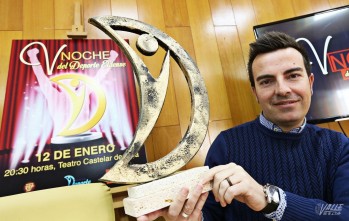 El edil de Deportes, Fernando Gómez, muestra el premio creado para la gala | Jesús Cruces.