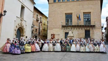 Las fallas de Elda celebran su jornada de convivencia en Xátiva con las candidatas a Falleras Mayores 2017