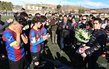 La familia ha sido arropada por los jugadores durante el homenaje | Jesús Cruces.