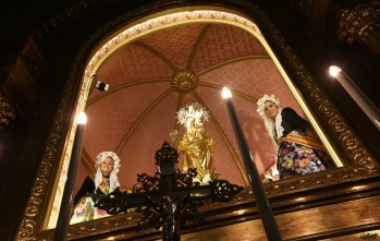 Las Falleras Mayores hicieron una ofrenda de flores a la patrona de Elda.