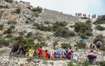 Imagen de una visita al Yacimiento El Monastil.