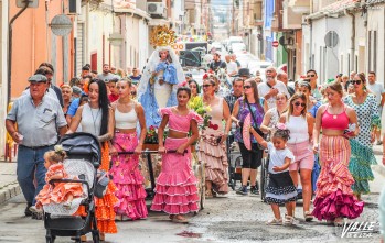 La romería recorrió varias calles de Elda.