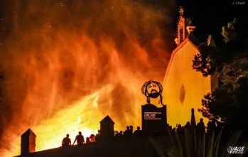 Los bomberos se encargaron de controlar el fuego | J.C.