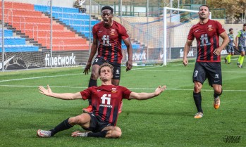 Pablo García, en el suelo, tras marcar el gol del triunfo flanqueado por Musa y Salinas | J.C.