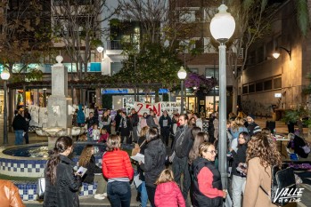 Decenas de personas han acudido al acto en la Plaza Sagasta | Nando Verdú. 