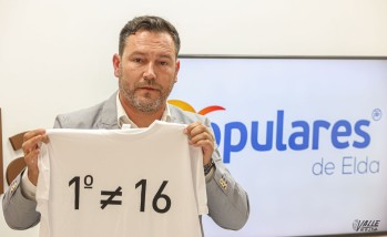Fran Muñoz muestra la camiseta que le dedica al alcalde y al edil de Aspe en la que se lee que 1º no es igual a 16 | J.C.