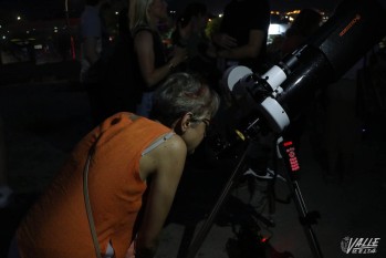 El público disfrutó mirando a la luna con telescopios | Marta Maestre.