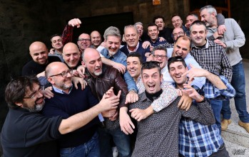 Miguel Ferri, en el centro, junto a su grupo de amigos, un ejemplo de vitalidad y alegría | Jesús Cruces.