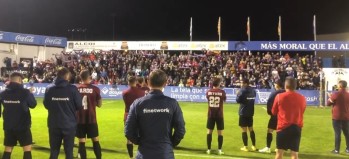 Los jugadores del Eldense saludaron a los aficionados azulgranas | Sergio Navarro.
