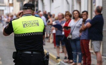 Imagen de archivo de un policía local en las calles de Elda. 