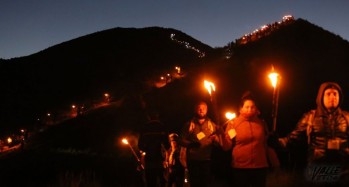 Cada 5 de enero la magia del fuego ilumina Bolón para anunciar la llegada de los Reyes Magos