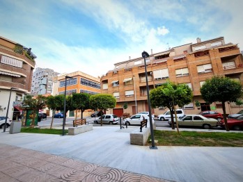 La plaza cuenta con una nueva rampa para personas con movilidad reducida. Foto del Ayuntamiento de Elda