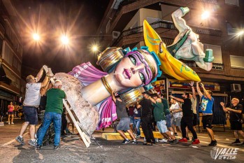 La Falla Trinquete plantó su monumento a tombe | Nando Verdú. 