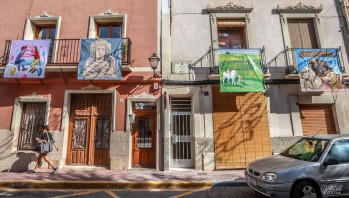 Los lienzos ya lucen en los balcones del casco antiguo | J.C.