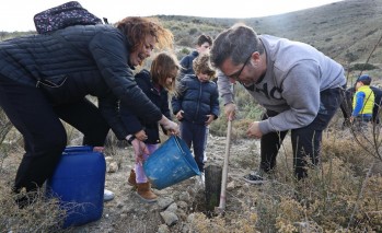 Decenas de familias han acudido al monte Bolón para su reforestación | Jesús Cruces
