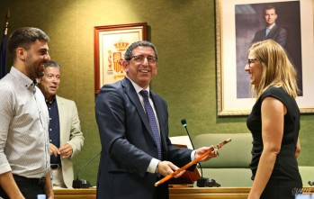 Alfonso Lacasa entregó la vara de mando a la nueva alcaldesa | Jesús Cruces.