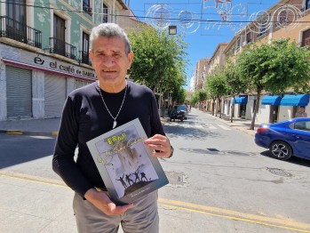 Juan Manuel Maestre con el libro