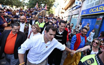 Albert ha saludado a decenas de personas en el corto periodo en el que ha estado en Elda | Jesús Cruces.