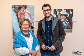 La artista local, Chus García, junto con el edil de Cultura, Fernando Portillo, en la exposición | Nando Verdú. 