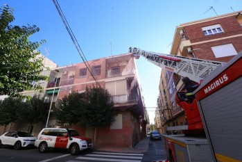 Los Bomberos aseguran la fachada de un edificio abandonado de la calle Murillo tras grandes desprendimientos