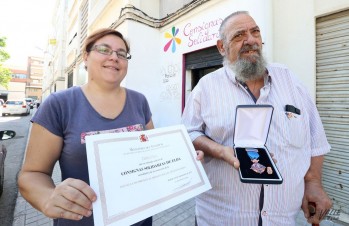 Miembros de Consignas muestran su medalla.