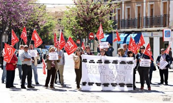 Las trabajadoras se han manifestado a las puertas del Consistorio | Jesús Cruces.