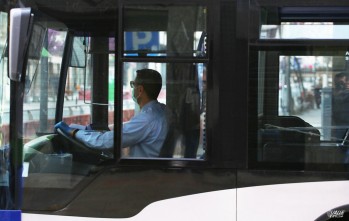 Los autobuses urbanos reducen sus horarios