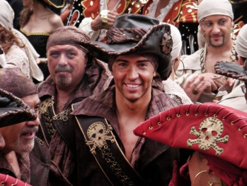 Meca desfiló en 2008 con la comparsa Piratas.