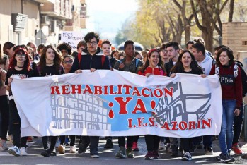 Cientos de jóvenes han marchado por las calles de Petrer | Jesús Cruces.