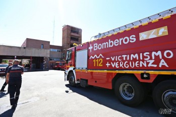 Los camiones de bomberos llevan inscritas las reivindicaciones de la plantilla | Jesús Cruces.