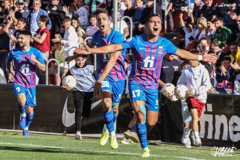  El azulgrana Jesús Clemente celebra el gol que le marcó al Intercity en Elda | J. Cruces.
