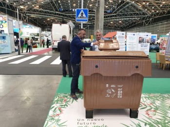 José Antonio Amat con uno de los contenedores de Elda en la feria Ecofira de Valencia.