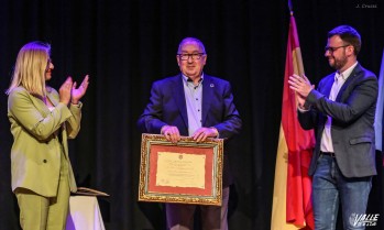 Juan Conejero ha recibido el reconocimiento de la mano de la alcaldesa, Irene Navarro, y el edil de Cultura, Fernando Portillo | J.C.