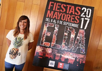 Laura Rizo junto al cartel municipal de las Fiestas Mayores 2017 | Jesús Cruces
