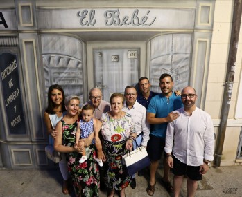 La familia Maestre en la actualidad posando junto a la fachada pintada de El Bebé | Jesús Cruces.