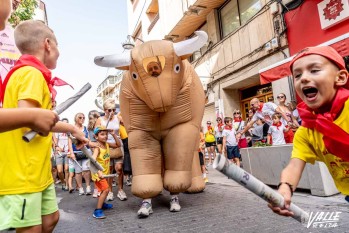 Los toros hinchables han recorrido Elda para la diversión de la población | Nando Verdú. 